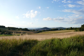 Blick auf Homberg / Efze mit Feldern, Wiesen, Bergen und Himmel