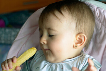Precioso bebé comiendo gusanitos haciendo un gesto gracioso