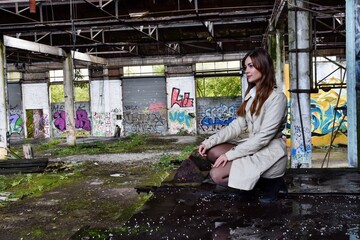 Femme qui regarde au loin