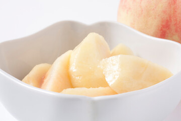一口サイズにカットした桃