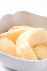 一口サイズにカットした桃