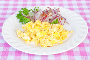スクランブルエッグと野菜サラダの朝食