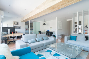 Salón con zona de estar  y comedor al fondo