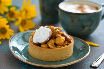Tartlet with nuts and caramel.