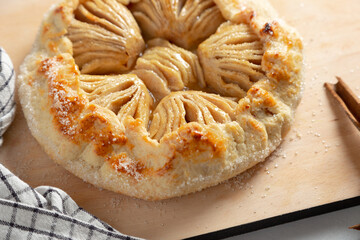 apple pie with cinnamon