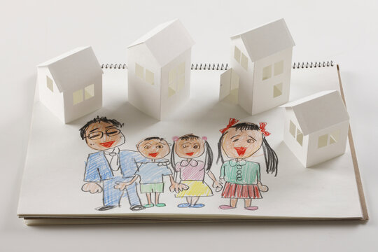 ペーパークラフトの家と家族の絵画