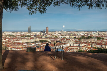 Femme regardant l' horizon , Jardin des Curiosités à Lyon , vue panoramique , Rhône , France