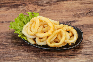 Roasted squid rings with salad