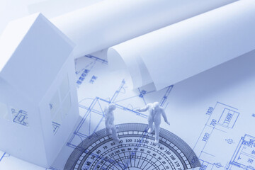 ペーパークラフトの家と図面と人物の模型