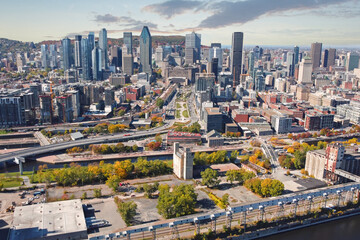 Fototapeta na wymiar Montreal City autumn colors season in Canada