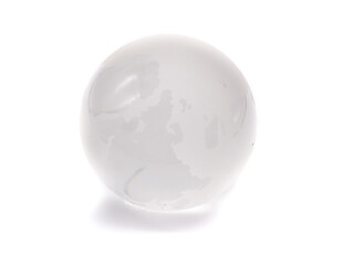 Weltkugel aus Glas isoliert auf weißen Hintergrund