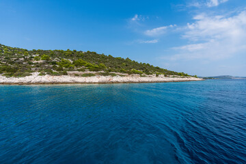 Fototapeta premium Insel mit tiefblauen Meer