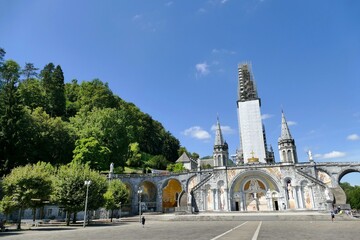 Fototapeta na wymiar Le sanctuaire de Lourdes désert pendant l’épidémie de Covid-19