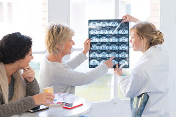 Obraz premium doctor explaining xray to female patient