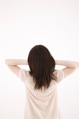 Obraz premium 髪をかきあげる女性