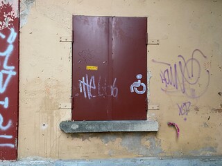 Beige Wand, Fenster, verschlossen, Fensterläden, weinrot, Graffiti, Symbol, Rollstuhlfahrer, Fenstersims, Scharnier, Aufkleber, 