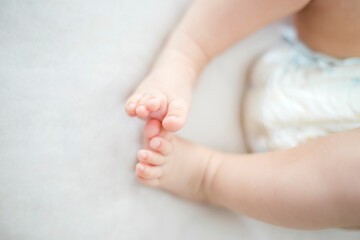 Obraz na płótnie Canvas Small baby girl feet on the bed
