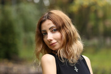 Naklejka premium Portrait of beautiful woman in the park