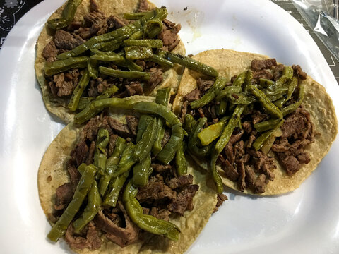 Tacos de bistec cwith nopal