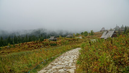 Góry Tatry Hala Gąsienicowa we mgle
