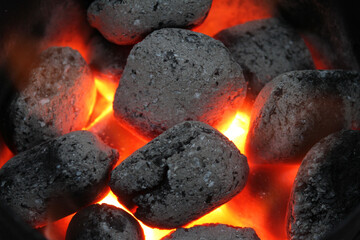 Glühende Grillbriketts