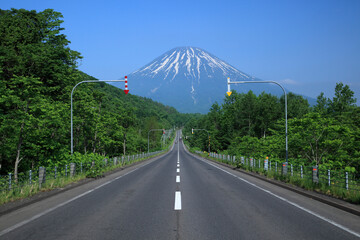 北海道、羊蹄山へ続く道