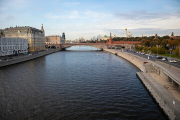 Fototapeta premium Moscow river overlooks the big Moskvoretsky bridge