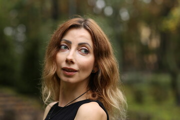 Naklejka premium Portrait of beautiful woman in the park