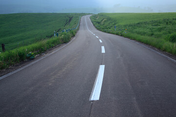 Obraz premium 青い夕暮れの一本道