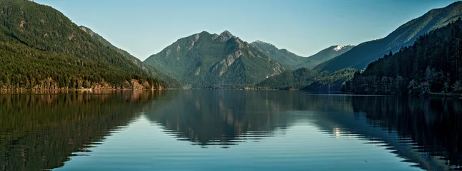 Gardinen Lake Crescent and reflection, Olympic National Park, Washington state. A summer view. © John