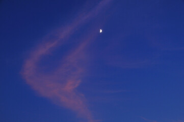 夕焼け雲と半月