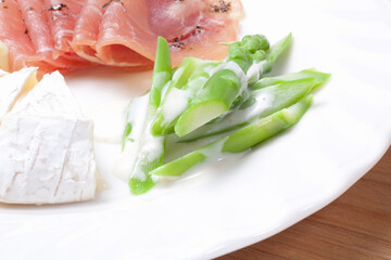 生ハムサラダとカマンベルチーズ