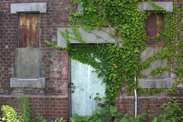 レンガ造りの建物の古い鉄のドア