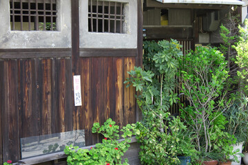 日本家屋の玄関と塀