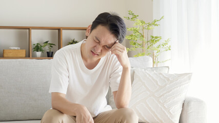 落ち込む男性