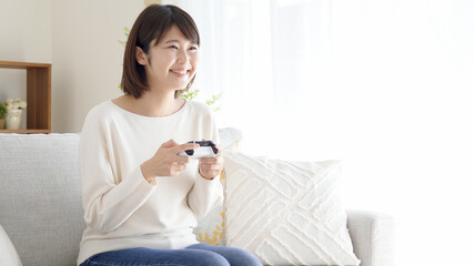 リビングでテレビゲームをする女性