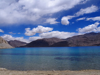 Fototapeta na wymiar Beautiful lakes and magnificent blue skies and mountains, Pangong tso (Lake), Durbuk, Leh, Ladakh, Jammu and Kashmir, India