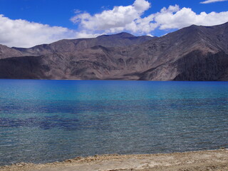 Obraz premium Beautiful lakes and magnificent blue skies and mountains, Pangong tso (Lake), Durbuk, Leh, Ladakh, Jammu and Kashmir, India