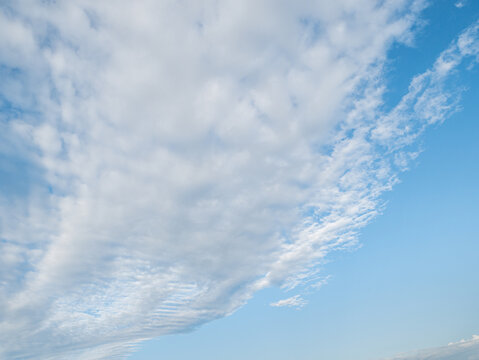 Hellblauer Himmel mit einer sch&ouml;nen Wolkenschlaufe