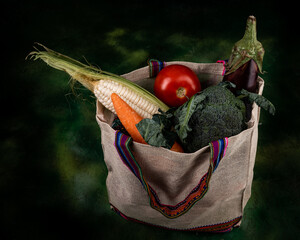 Un primer plano de verduras frescas en la mesa sobre un fondo negro - concepto de alimentos orgánicos