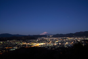 Fototapeta na wymiar 夜明け前の富士山と街並み