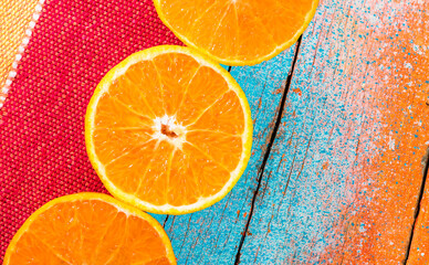 Close up de laranjas cortadas e fundo colorido