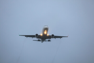 霧の中着陸する旅客機