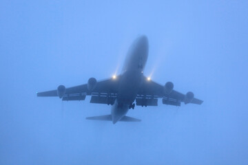 霧の中着陸する旅客機