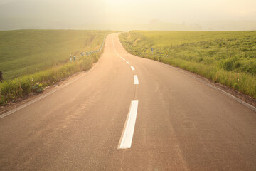 夕暮れの一本道