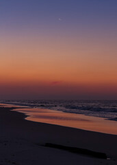 Fototapeta premium Crescent Moon Over Sunrise Alabama Beach