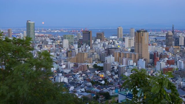 中秋の名月と神戸の夕景　兵庫県神戸市中央区諏訪山公園にて