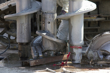 土木工事現場の杭打ちドリル