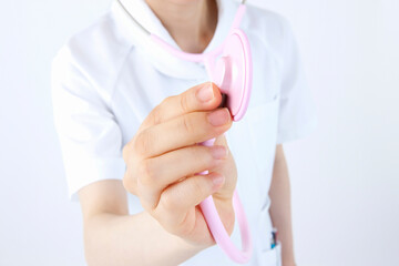 聴診器をあてる看護師