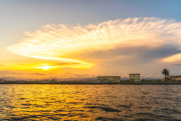 Naklejka premium 【神奈川県 江ノ島】夕日に照らされた海
